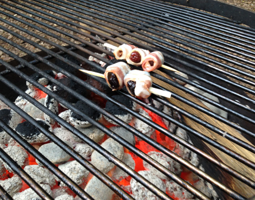 Datteln und Pflaume im Speckmantel